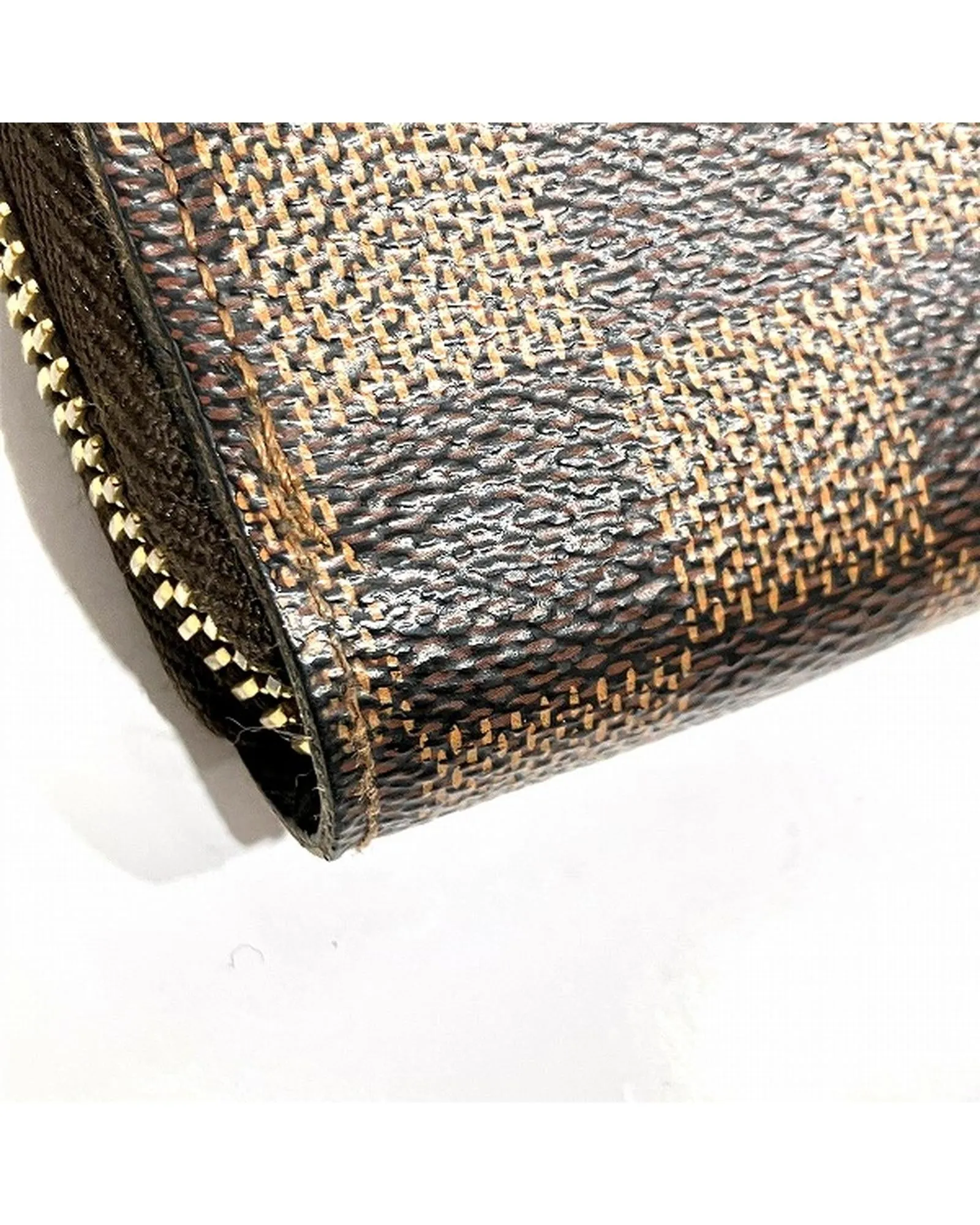 Damier Canvas Long Zippy Wallet in Good Condition