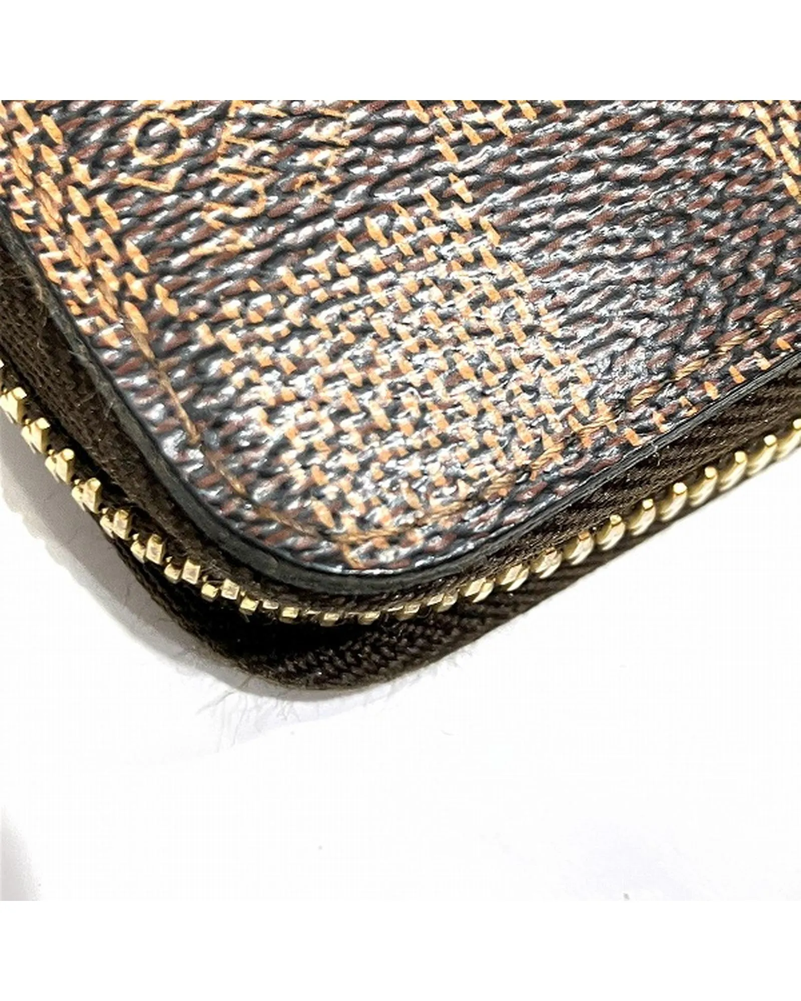 Damier Canvas Long Zippy Wallet in Good Condition