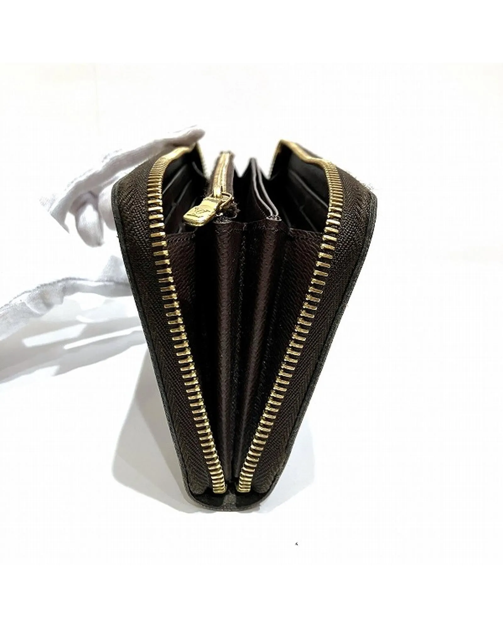 Damier Canvas Long Zippy Wallet in Good Condition